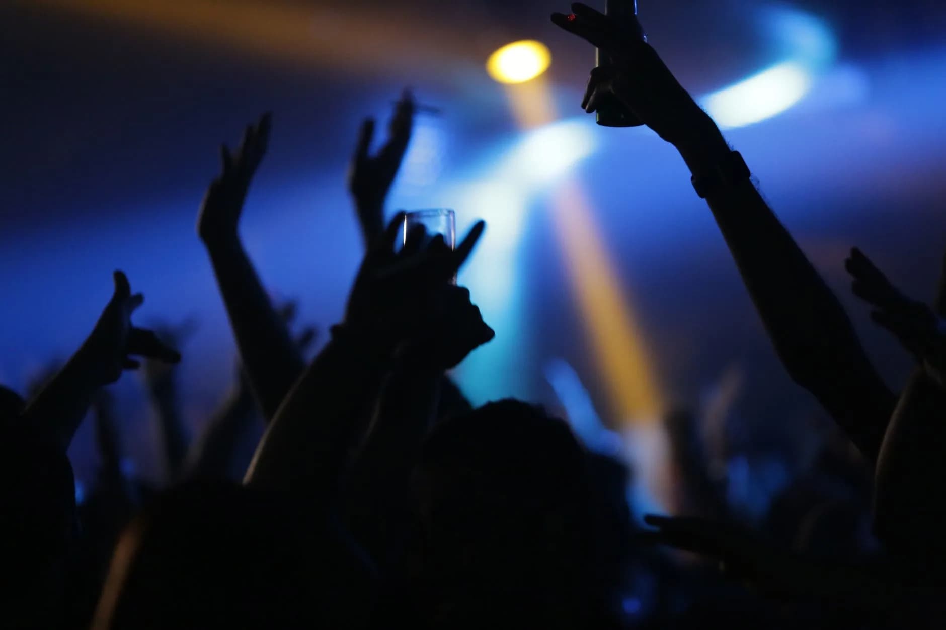 Sparatoria davanti a una discoteca di Sangineto: due giovani feriti