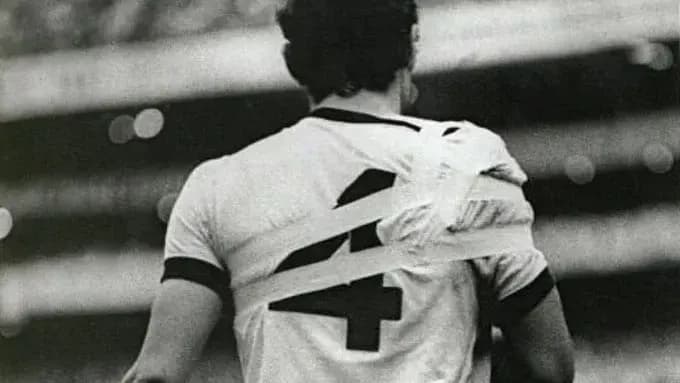 Storie dei Mondiali | Beckenbauer, la partita con la spalla lussata