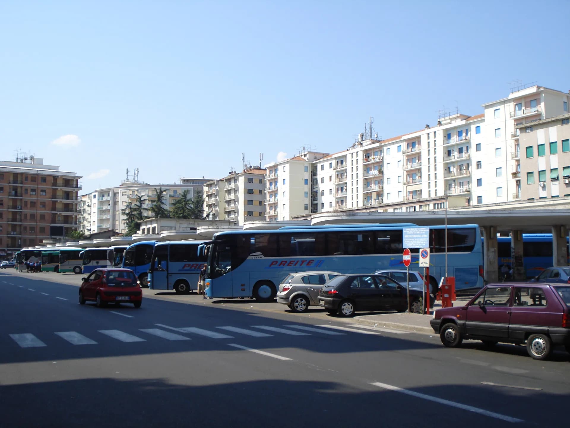 Autostazione di Cosenza: accoltellamento in pieno giorno, quando la paura diventa consuetudine