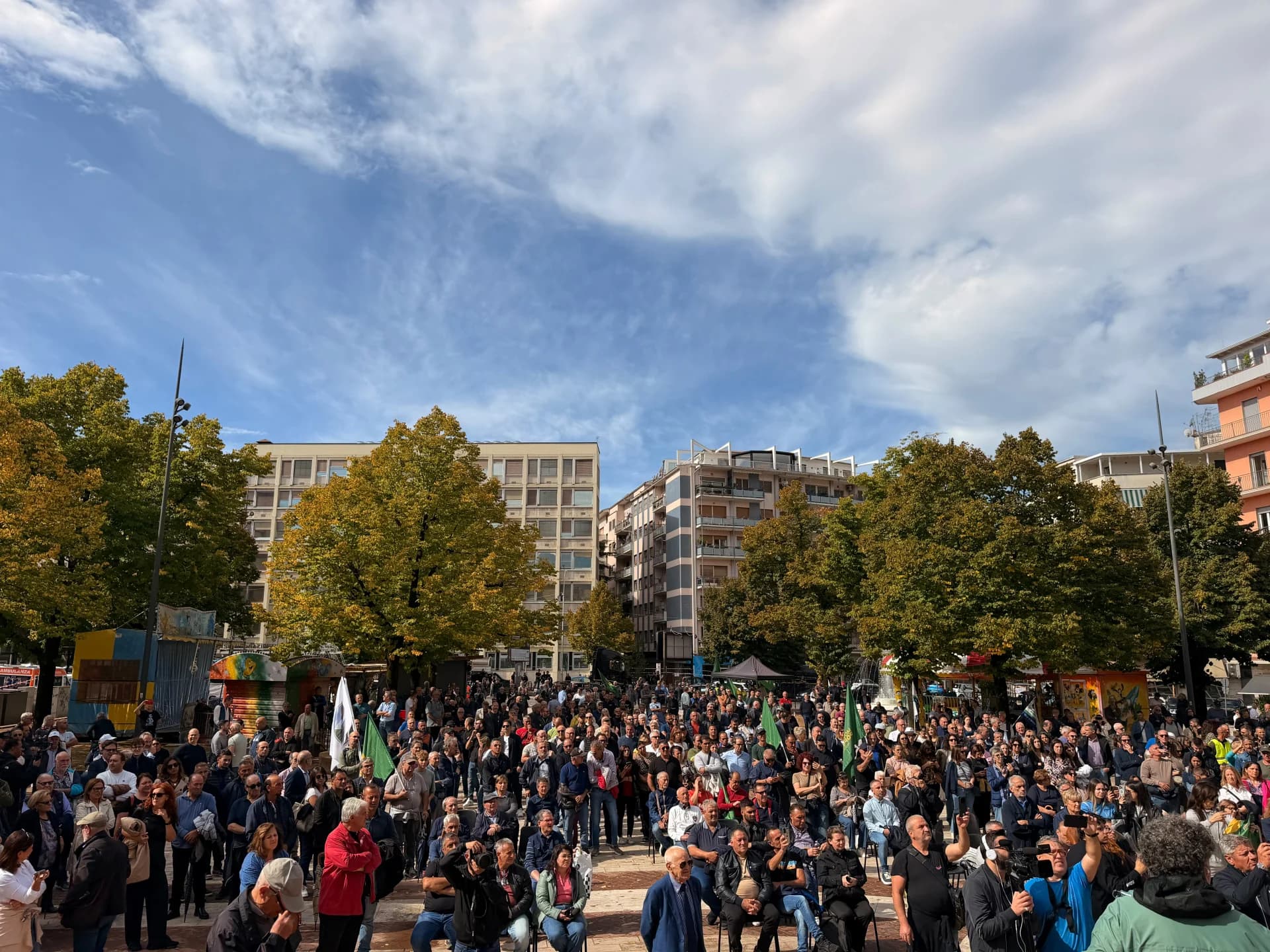 Caro vita e rincari, Cosenza si ferma: la protesta di agricoltori e cittadini in Piazza Loreto