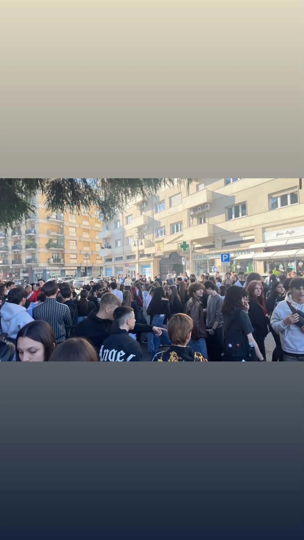 Gli studenti di Cosenza scendono in piazza contro il carovita: "Adesso contateci, merito e diritti non si toccano"