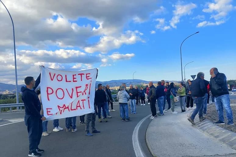 Il Vento e la Zolla: Requiem per una Rivolta d'Autunno in Terra di Calabria