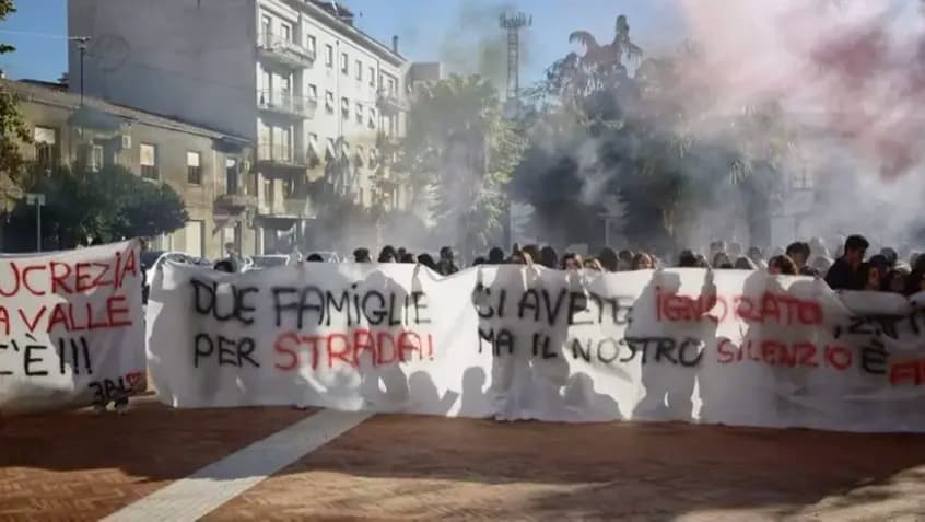 Cosenza, chiude il bar del Lucrezia della Valle dopo 31 anni: studenti in protesta
