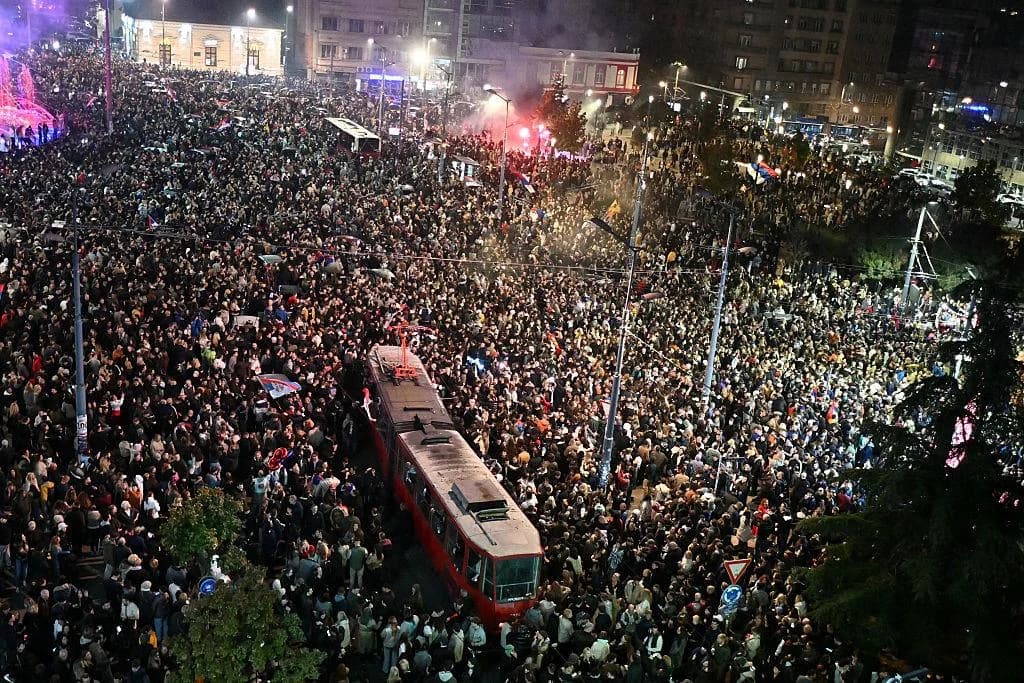 Serbia, gli studenti vincono le elezioni e sconfiggono Vučić dopo anni di proteste